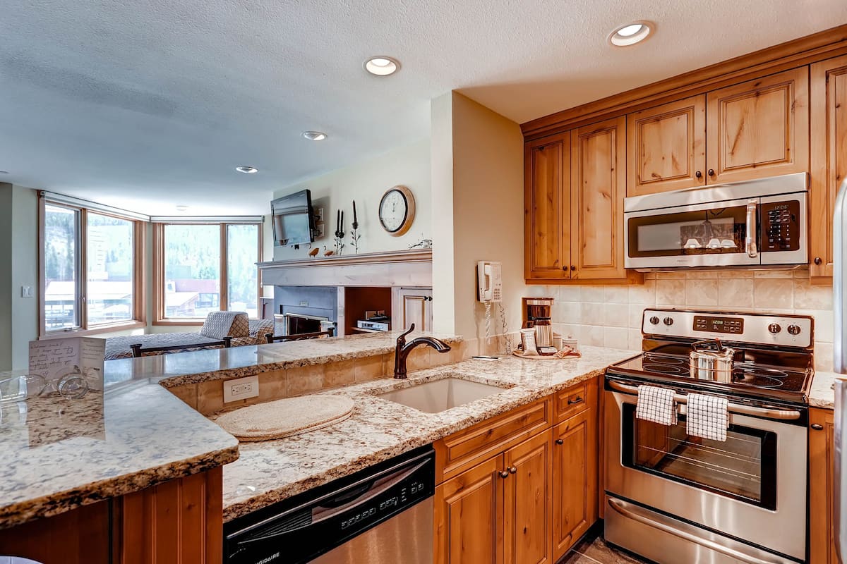 Studio (Condominium) | Private kitchen | Fridge, microwave