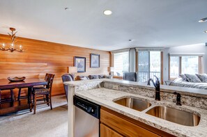 Condo, 1 chambre (Village 1 Bed) | Cuisine privée | Réfrigérateur, four à micro-ondes