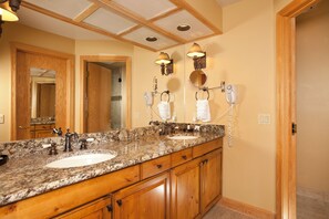 Combined shower/bathtub, hair dryer, towels