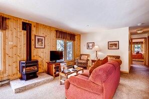 Condo, 3 phòng ngủ (Key Condo, 2 Bath) | Khu phòng khách | TV 