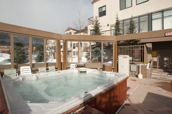 Bồn tắm spa ngoài trời