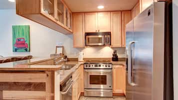 Condo, 1 Bedroom | Dapur peribadi | Peti sejuk/penyejuk beku saiz penuh, ketuhar gelombang mikro, dapur