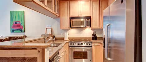Condo, 1 chambre | Cuisine privée | Réfrigérateur grande capacité avec congélateur, four à micro-ondes