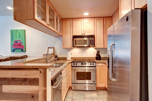 Condo, 1 Bedroom | Private kitchen