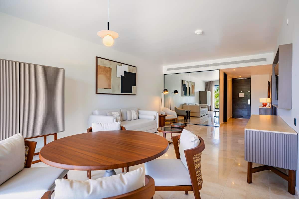 Living area | 32-inch flat-screen TV with cable channels, TV, iPod dock