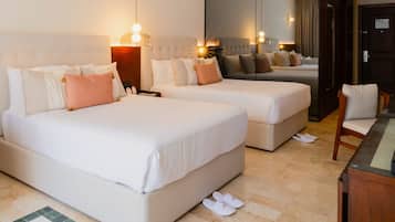 Una habitación de hotel con dos camas, un escritorio y una silla.