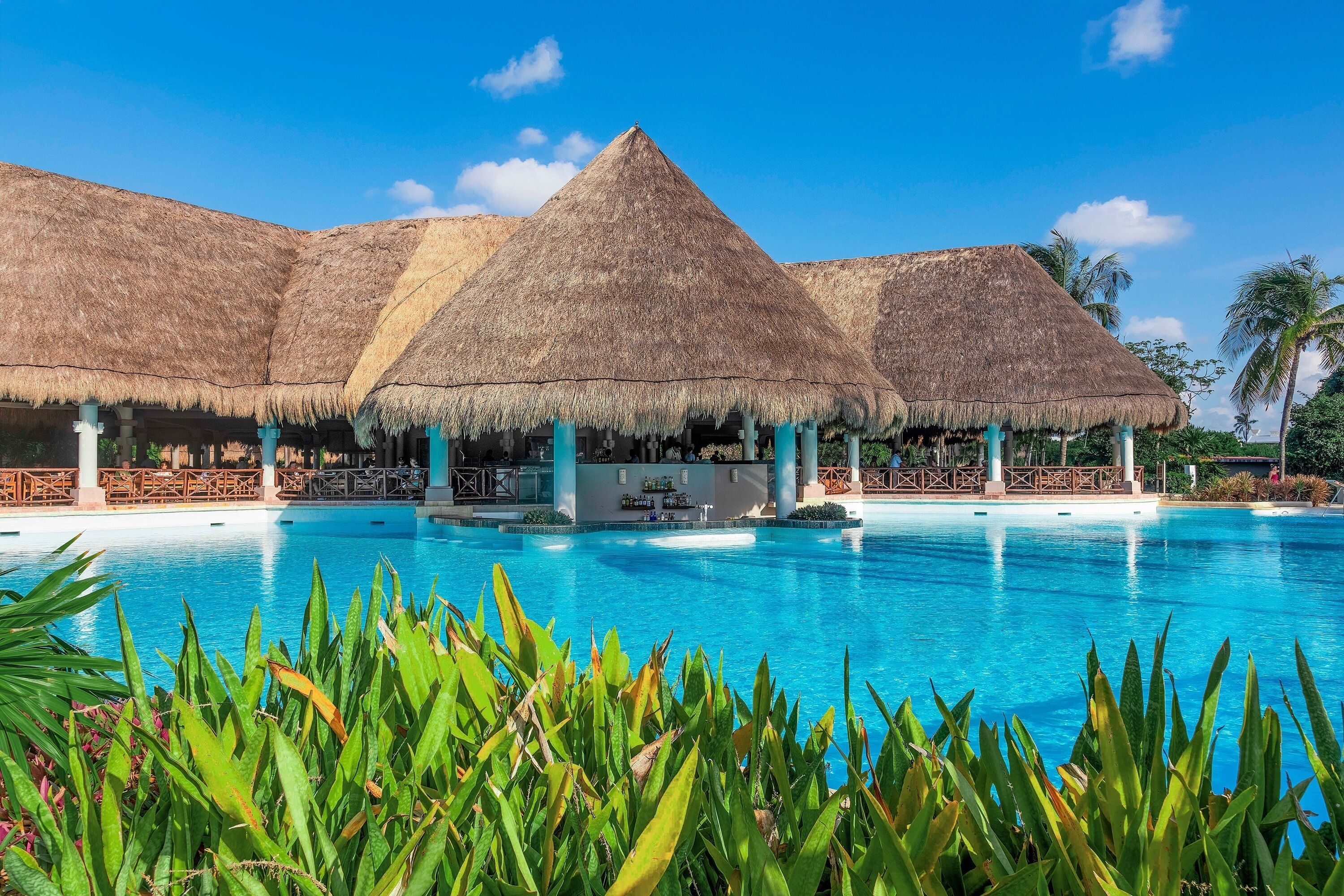 2 bares, 2 bares en la piscina, bar junto a la piscina, bar en la playa