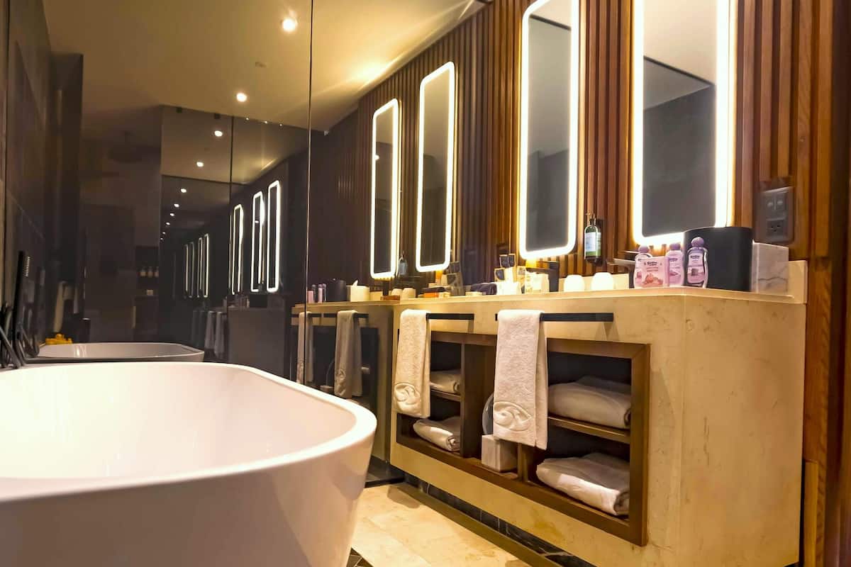 Bathroom | Combined shower/tub, jetted tub, rainfall showerhead, free toiletries