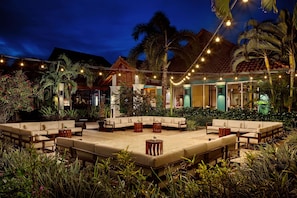 8 bars/lounges, swim-up bar, poolside bar, beach bar