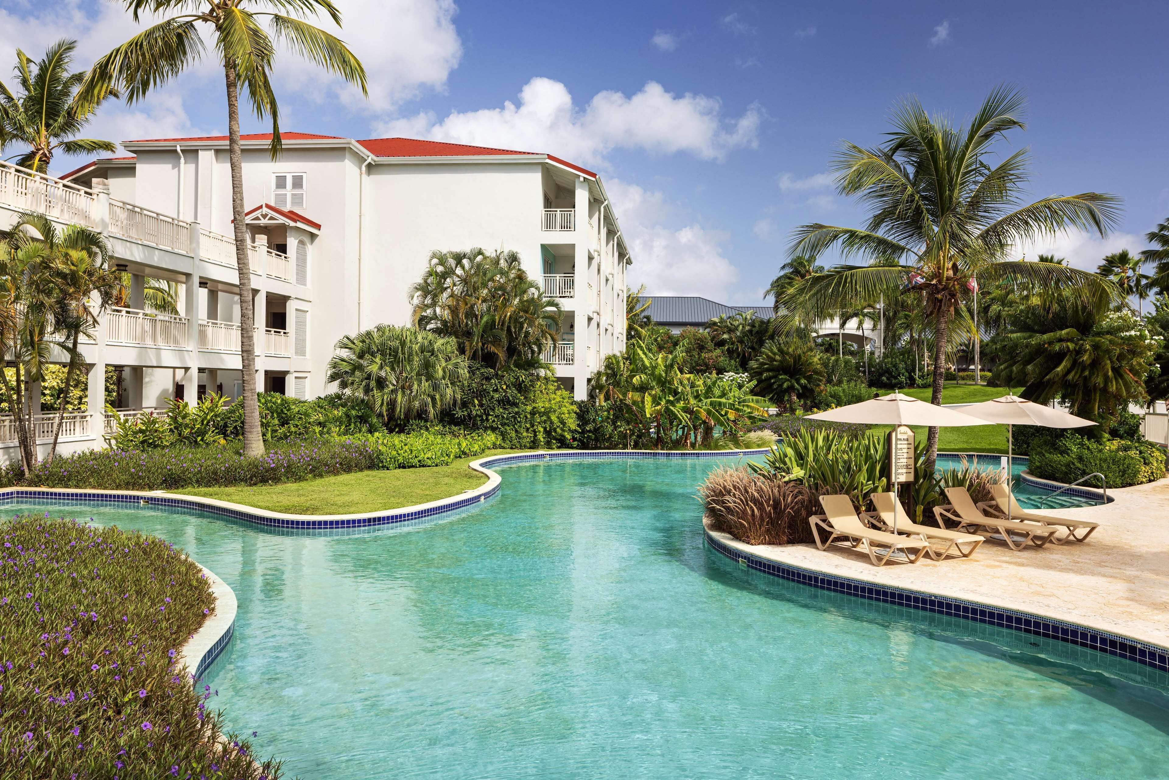 5 outdoor pools, pool umbrellas, pool loungers
