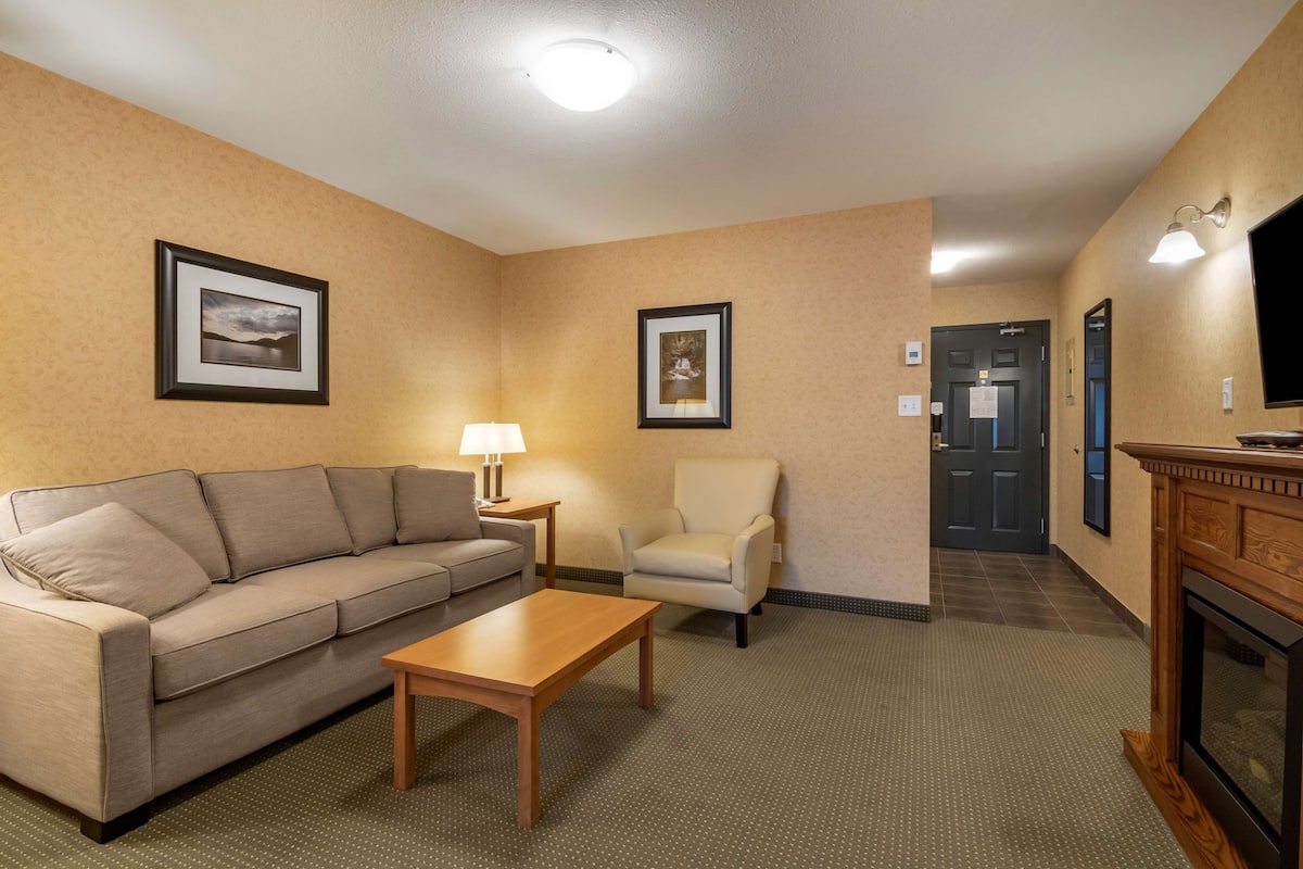 Suite, 1 King Bed, Non Smoking, Fireplace (with Sofabed) | Pillow-top beds, desk, blackout curtains, iron/ironing board