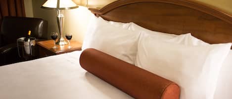 Colchones con pillow-top, escritorio y cortinas blackout