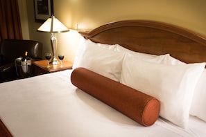 Camas con pillow-top, escritorio y cortinas blackout