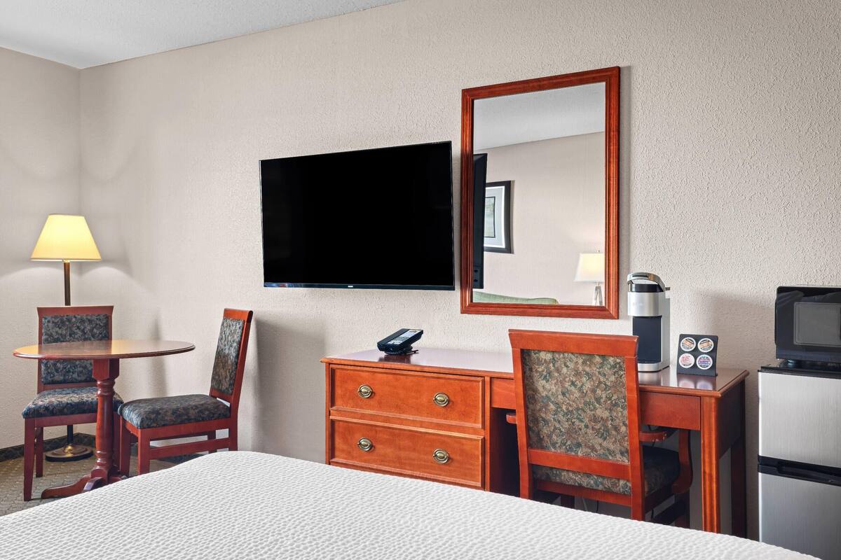Chambre, 1 grand lit, non-fumeurs | Bureau, fer et planche Ă repasser, Wi-Fi gratuit, draps fournis