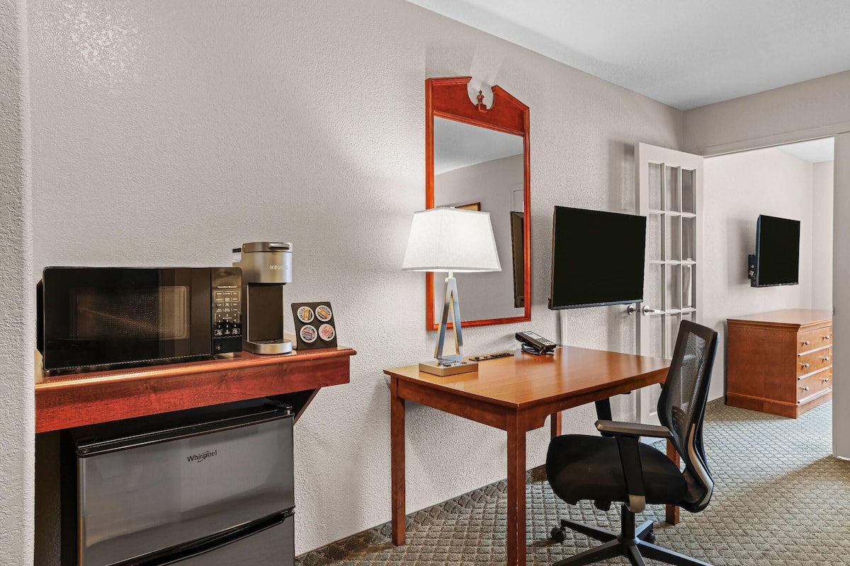 Suite, 1 King Bed, Non Smoking | Desk, iron/ironing board, free WiFi, bed sheets