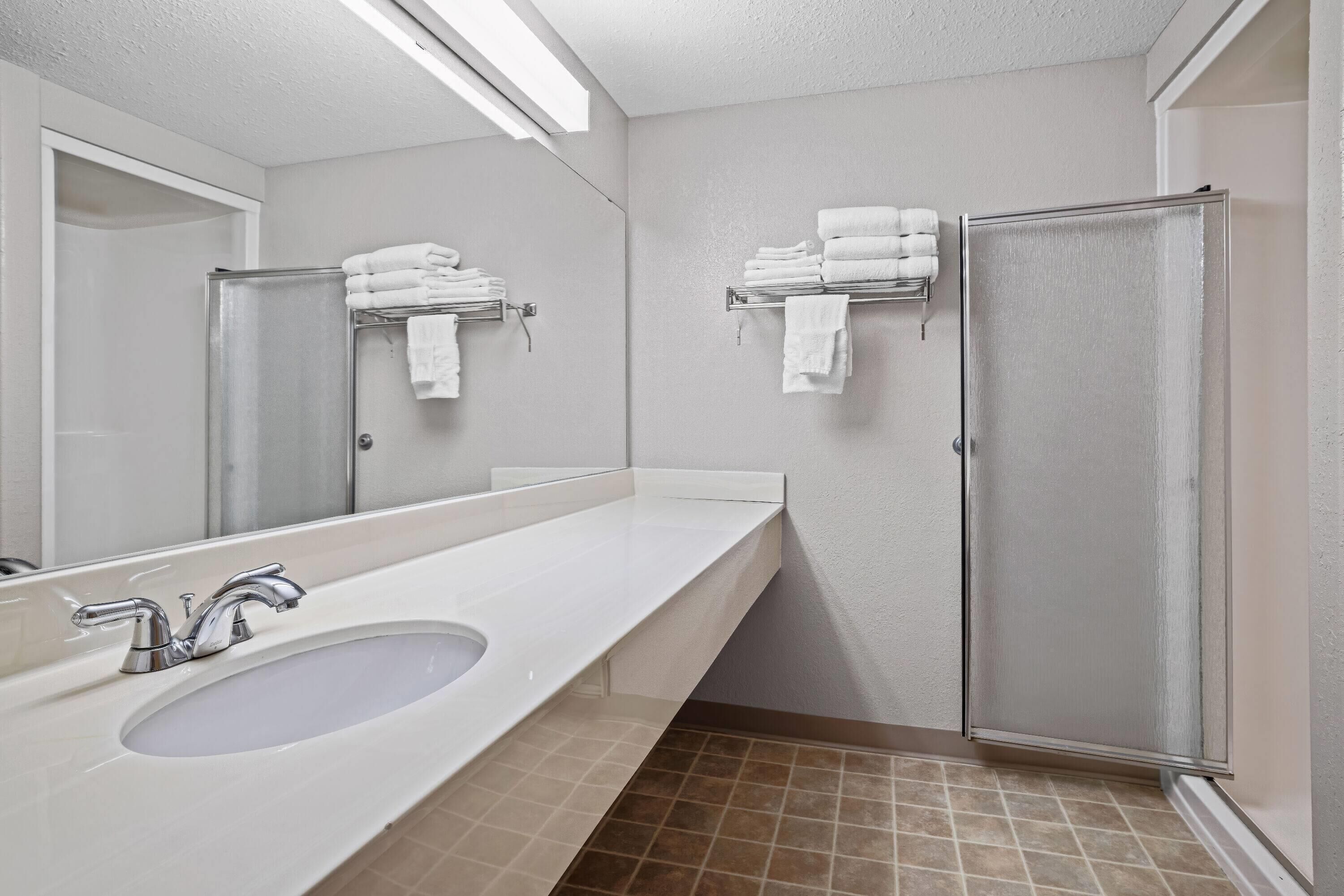 1 king bed non smoking efficiency | bathroom | combined shower/bathtub, free toiletries, hair dryer, towels