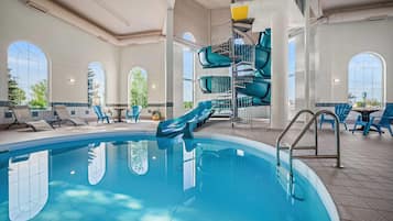 Una piscina cubierta