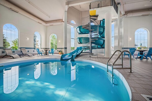 Una piscina cubierta
