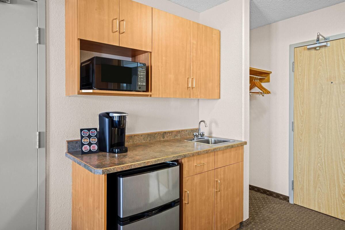 1 queen bed 1 sofa bed bedroom efficiency | desk, iron/ironing board, free wifi, bed sheets