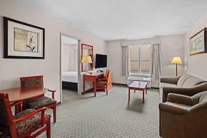1 Queen Bed 1 Sofa bed Bedroom Efficiency | Desk, iron/ironing board, free WiFi, bed sheets