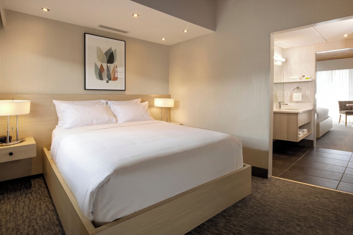 Premium Room (2 Queen beds with bath)