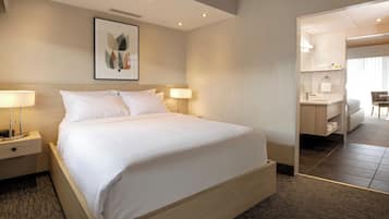 Premium Room (2 Queen beds with bath) | Peti besi dalam bilik, seterika/papan seterika, Wi-fi percuma