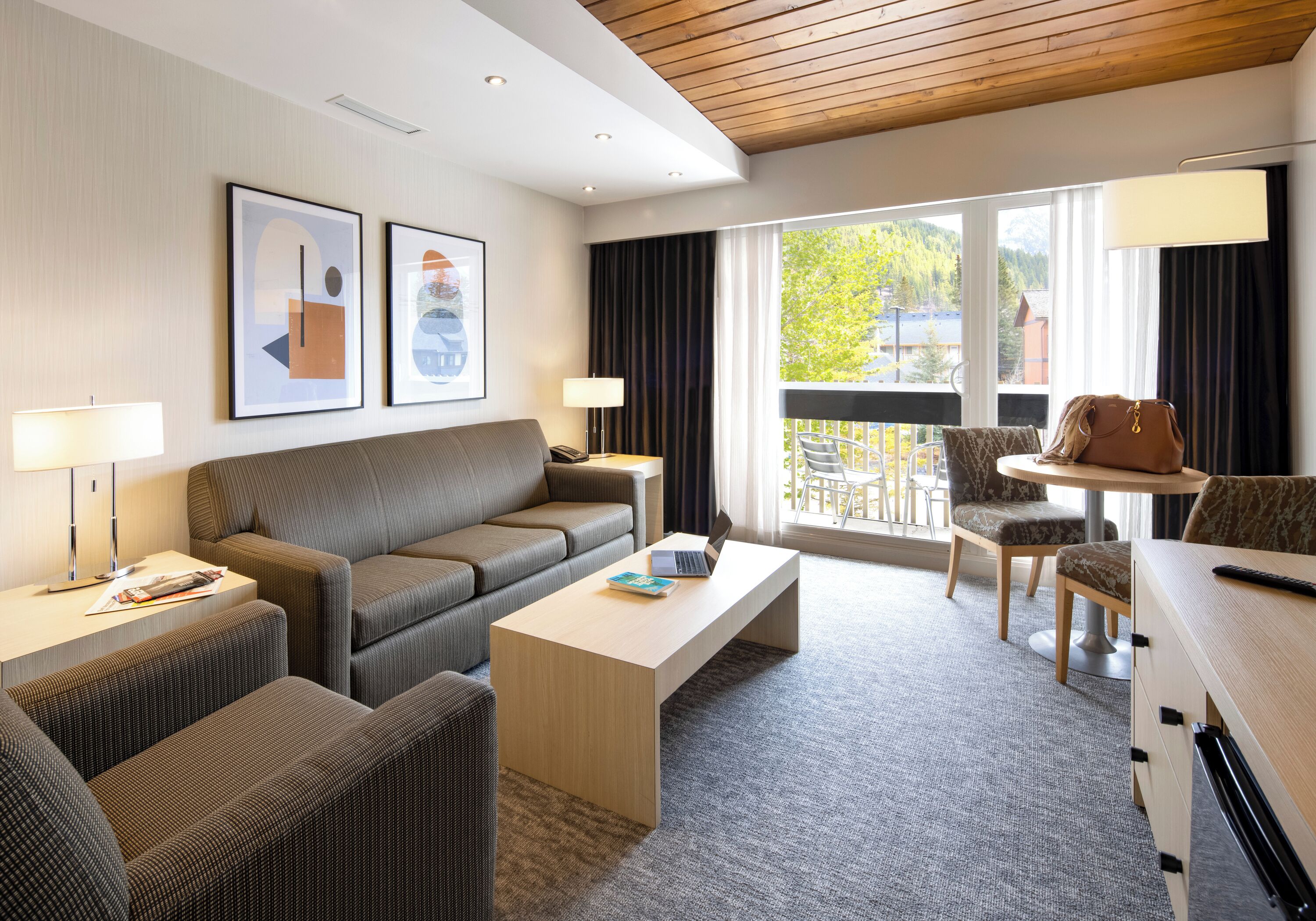 Premium Room (1 Queen beds with bath)