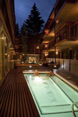 Outdoor pool - Banff Aspen Lodge (Banff)
