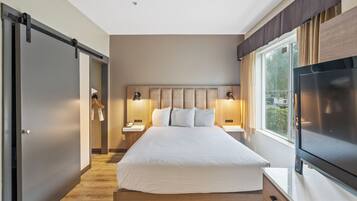 Sviitti, 1 keskisuuri parisänky, esteetön, tupakointi kielletty | Allergiatestatut vuodevaatteet, tallelokero huoneessa, pimennysverhot