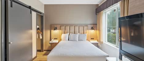 Suite, 1 grand lit, accessible aux personnes à mobilité réduite, non-fumeurs | Literie hypoallergénique, coffres-forts dans les chambres