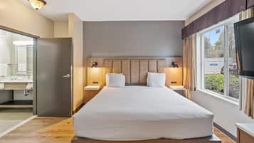 Studio Suite, 1 King Bed with Sofa bed, Non Smoking | Hypo-allergenic bedding, in-room safe, blackout drapes