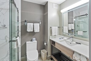 Hypo-allergenic bedding, in-room safe, blackout curtains - Hawthorn Suites by Wyndham Rancho Cordova/Folsom (Rancho Cordova)