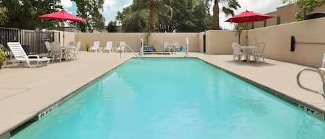 Utendørsbasseng, bassengparasoller og solsenger