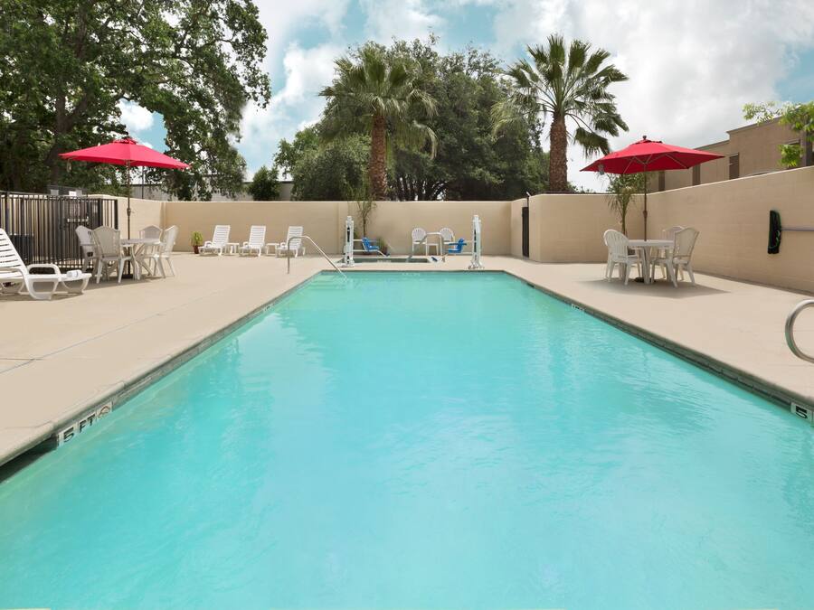 Piscina externa, guarda-sóis, espreguiçadeiras