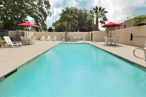 Piscine extérieure, parasols de plage, chaises longues