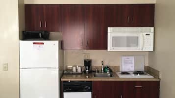 Suite, varias camas | Cocina privada | Microondas y cafetera o tetera