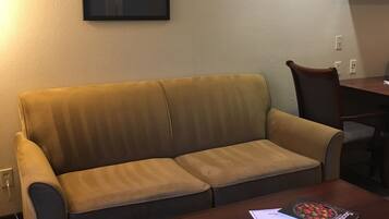 Suite, 1 queensize bed, toegankelijk voor mindervaliden, niet-roken | Woonruimte | Een 32-inch flatscreentelevisie met satellietzenders en televisie