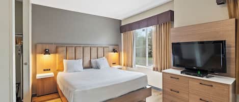 Ropa de cama hipoalergénica y caja de seguridad en la habitación