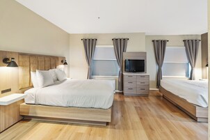 Ropa de cama hipoalergénica y caja de seguridad en la habitación