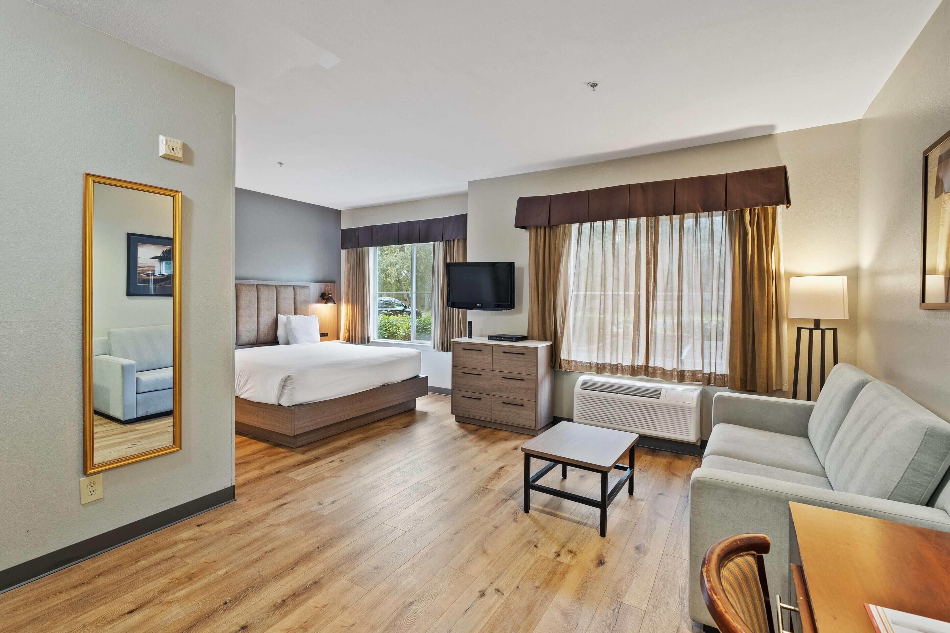 Studio Suite, 1 King Bed with Sofa bed, Non Smoking