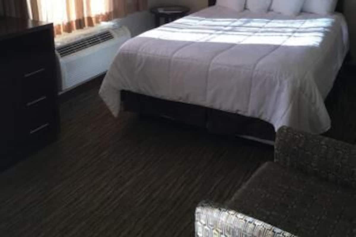 Ropa de cama hipoalergénica y caja de seguridad en la habitación