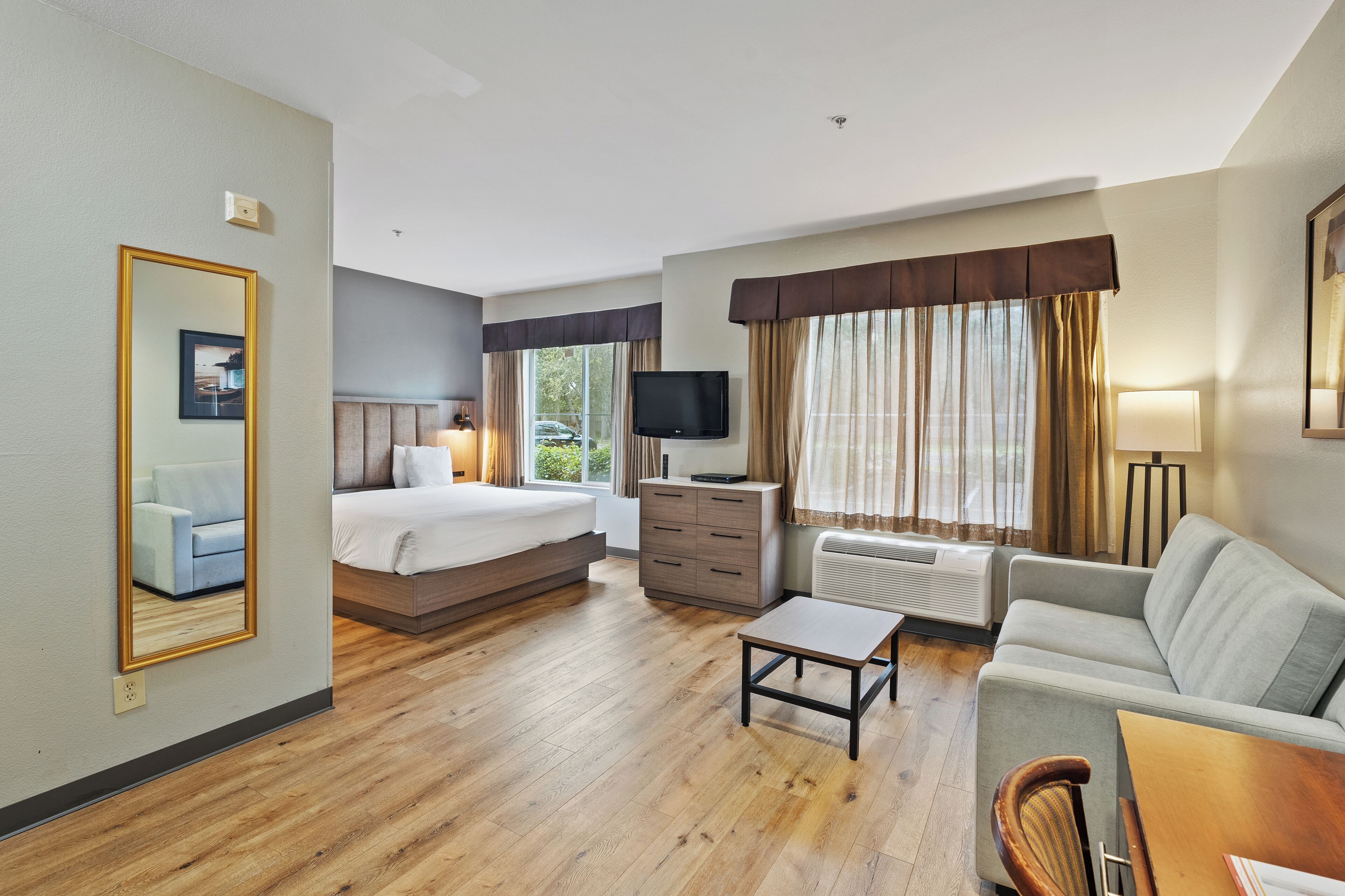 Roba de llit hipoal·lergògena i caixa forta a l'habitació 