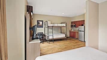 Ropa de cama hipoalergénica y caja de seguridad en la habitación