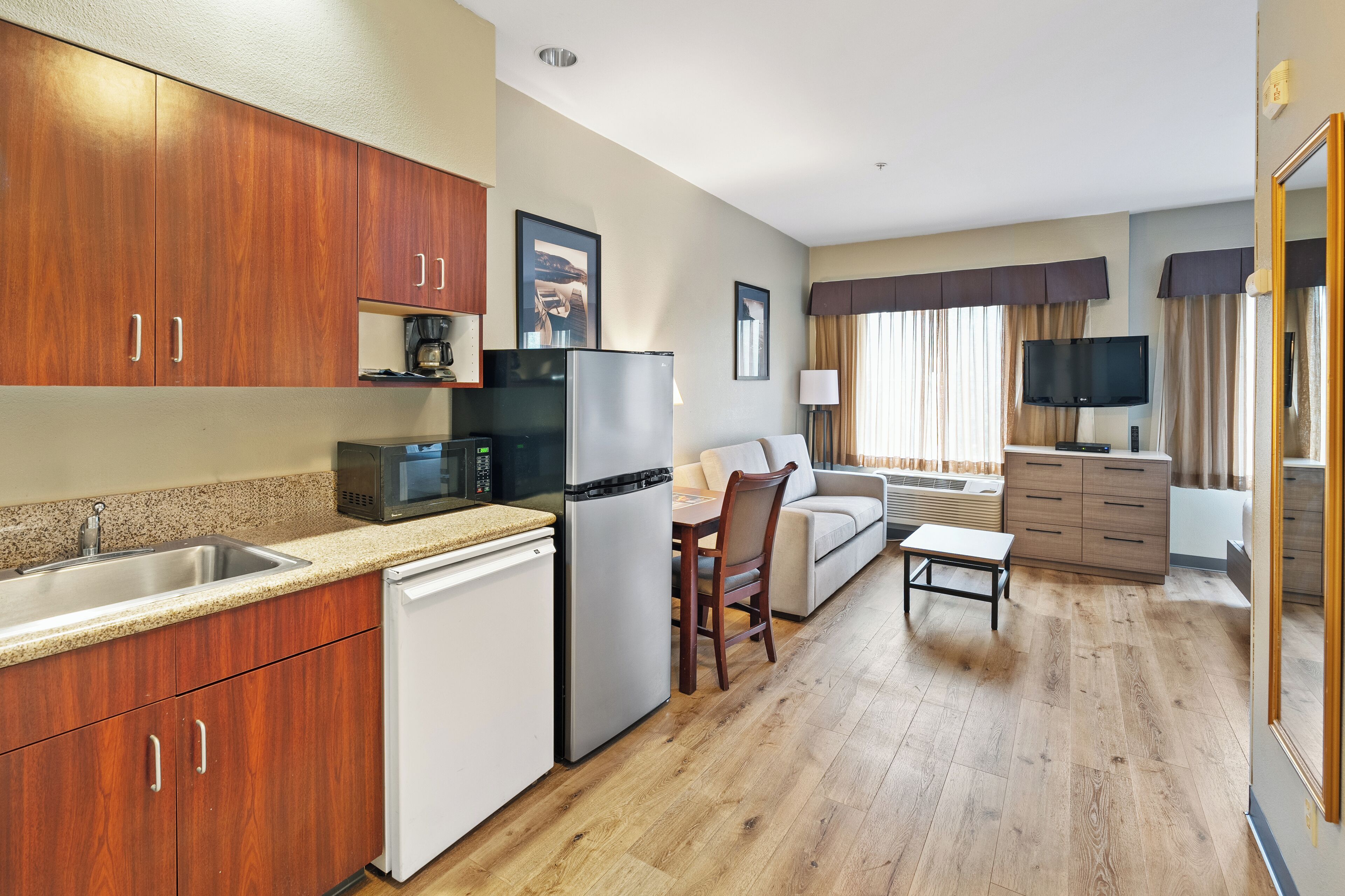 Studio Suite, 1 King Bed with Sofa bed, Non Smoking | In-room dining