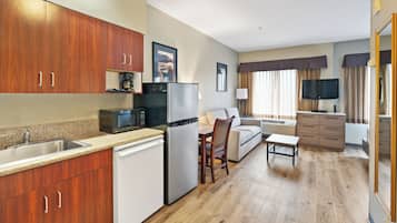 Studio Suite, 1 King Bed with Sofa bed, Non Smoking | In-room dining