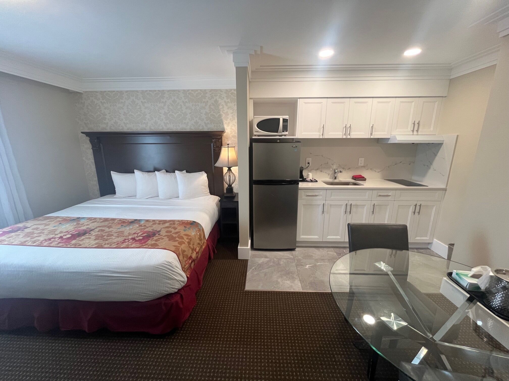 ルーム ベッド (複数台) キッチン | 高級寝具、デスク、アイロン / アイロン台、WiFi (無料)