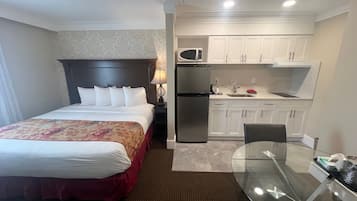 ルーム ベッド (複数台) キッチン | 高級寝具、デスク、アイロン / アイロン台、WiFi (無料)