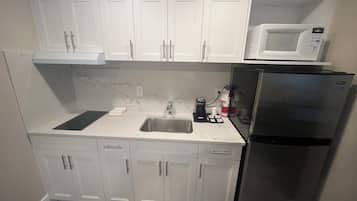 Habitación, varias camas, cocina | Cocina privada | Refrigerador, microondas y cafetera y tetera