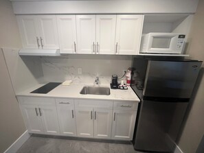 Room, Multiple Beds, Kitchen | Private kitchen | Fridge, microwave, coffee/tea maker - Arbutus Inn (Victoria)