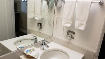 Standardzimmer, 2 Queen-Betten | Badezimmer | Duschwanne, Haartrockner, Handtücher